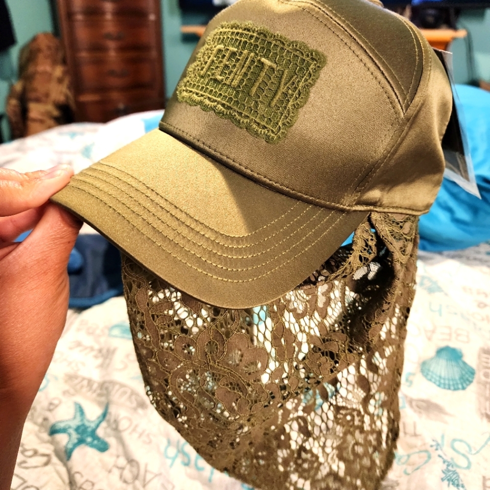 Rihanna hat
